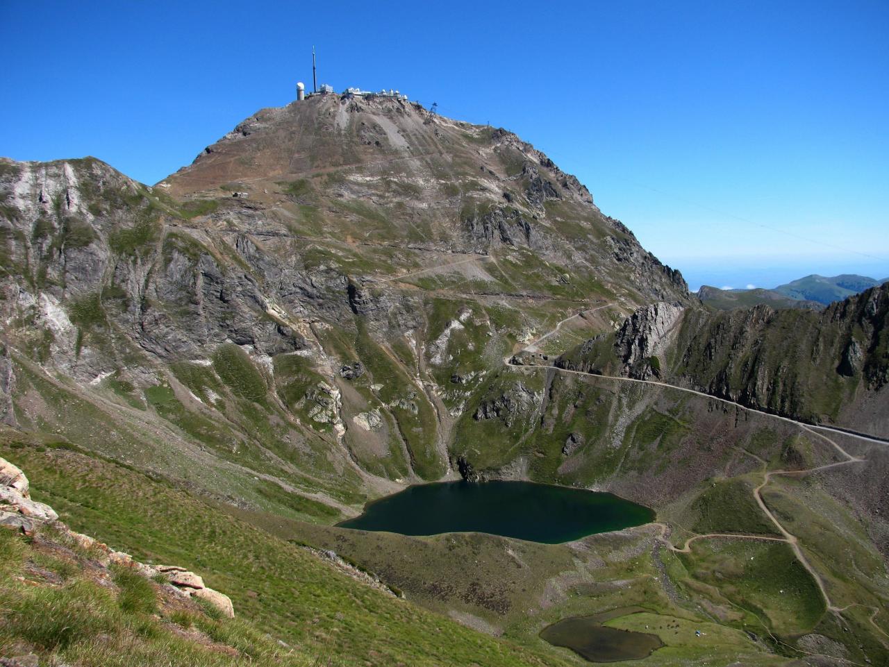 Le Pic du Midi de Bigorre altitude 2877 m et le lac d'Oncet